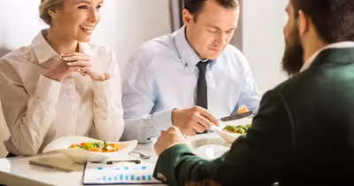 Secretele din spatele meniurilor: 12 metode subtile prin care restaurantele te fac să lași mai mulți bani la masă