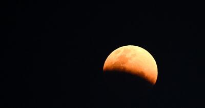 Eclipsă parțială de Lună în august 2026: un spectacol astronomic la apusul discului selenar