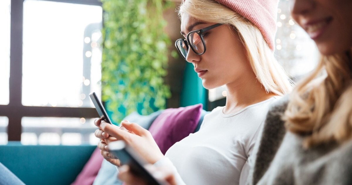 De ce ne sperie gândul de a ieși din casă fără telefon: frică sau dependență?