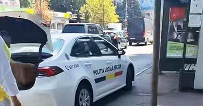 Un polițist local din Sectorul 1 îi aruncă marfa pe jos unei bătrâne care plânge