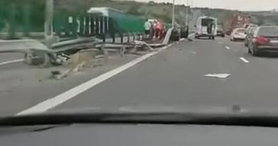 Accident cumplit pe Autostrada Soarelui: patru răniți după ce un autoturism a lovit glisiera mediană și a rămas blocat pe șosea