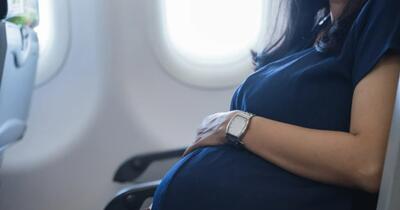 Moment incredibil într-un avion: pasagerii și echipajul au asistat o naștere la 10.000 de metri altitudine