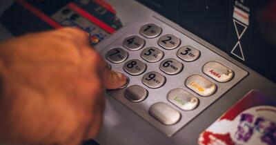 Specialiștii explică de ce nu ar trebui să soliciți chitanța tipărită după retragerile de numerar la bancomat