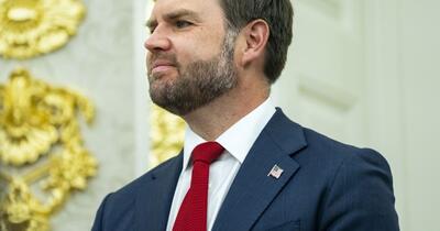 JD Vance a ajuns în Pakistan, unde sunt programate negocieri între SUA și Iran. Imagini de la aterizarea vicepreședintelui SUA