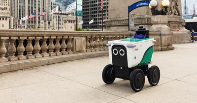 Incident viral în Chicago: un robot de livrări a distrus o stație de autobuz. Mii de localnici cer oprirea acestora