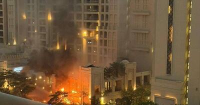 Hotel de cinci stele din Dubai, cuprins de flăcări după ce a fost lovit de o rachetă iraniană. Zeci de zboruri anulate și români blocați în Orientul Mijlociu