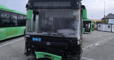 Un șofer de autobuz beat a făcut prăpăd în Suceava: a lovit cinci mașini și a doborât un stâlp. A fost concediat, dar instanța l-a reangajat