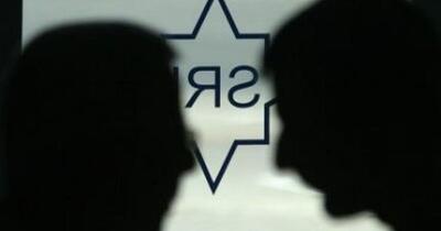 Ofițer SRI, obligat să returneze peste 250.000 de lei, după ce a încasat timp de aproape trei ani două salarii simultan: unul de la SRI, celălalt de la MAE. Cum se apără acesta