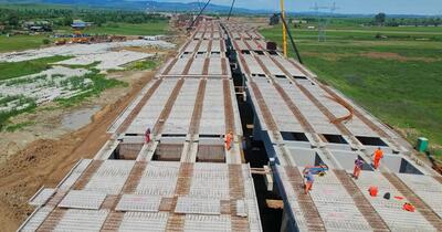 Cursă contracronometru pe Autostrada Moldovei A7: 400 de muncitori și zeci de utilaje mobilizate pe unul dintre cele mai complexe șantiere din România