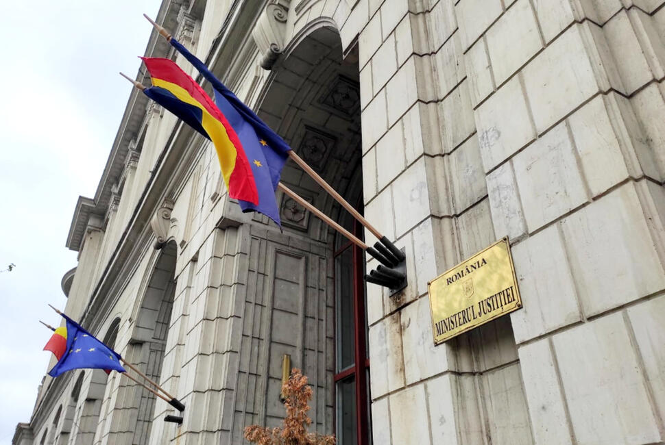Sporuri pentru risc și suprasolicitare neuropsihică de peste 7.000 de lei la Justiție. Salarii duble față de ministru