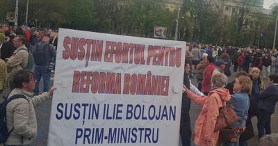 Scandal cu huiduieli în Piața Victoriei. Fostul ministru Radu Berceanu, scos de jandarmi din mulțime: „Dă banii înapoi, borfașule!”