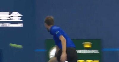 Medvedev, descalificat la Beijing după ce a lovit un spectator în față