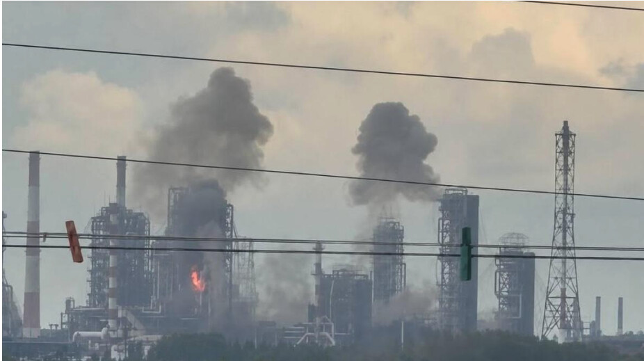 VIDEO Ucraina a incendiat cu drone rafinăria care produce 11% din benzina Rusiei!