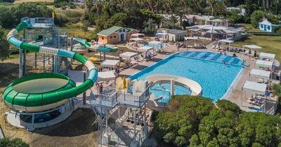 Vacanță de coșmar în Grecia: au plătit mii de euro pe un hotel în paragină