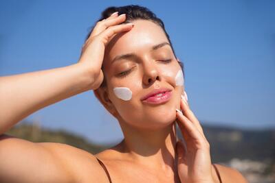 Cremele de față cu SPF: De ce sunt esențiale în rutina zilnică 