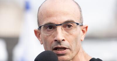 Istoricul israelian Yuval Noah Harari: Algoritmii rețelelor sociale ne controlează atenția prin frică, furie și ură