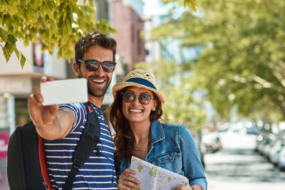 Cum să ai internet în străinătate fără roaming: ghid complet pentru 2026