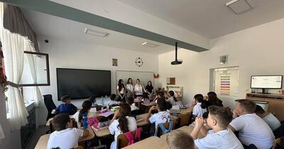 Uniforma obligatorie revine în școli: decizia Senatului și reacțiile din teritoriu