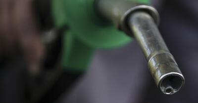 Acciza la carburanți se adaptează prețului: Senatul avizează reducerea, TVA nu scade