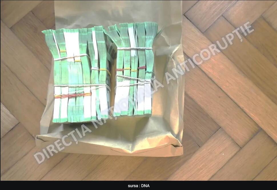 Procurorii DNA au găsit 500.000 de euro acasă la unul dintre directorii uzinelor de armament reținuți. O directoare a cerut mită dublă, deoarece „dolarii primiți inițial erau  falși” 