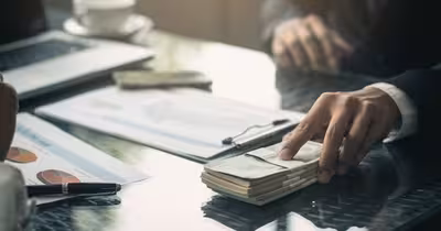 Directoare de uzină, păcălită cu dolari falși la mită, a cerut din nou șpagă