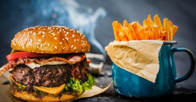 Endocrinologii dezvăluie ce trebuie să faci după ora 17:00 pentru a controla glicemia, a dormi mai bine și a evita poftele alimentare nocturne