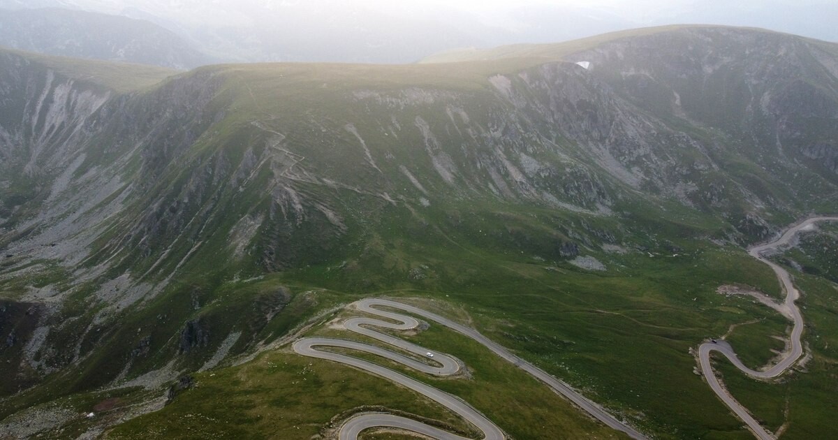 Zăpada revine pe Transalpina: Pasul Urdele se pregătește de închiderea sezonului
