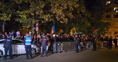 VIDEO Călin Georgescu își aude susținătorii din celulă, deși protestele s-au restrâns