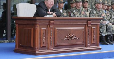 Cum s-a distrat liderul nord coreean în timpul unui exercițiu militar brutal. Soldații Phenianului se lovesc cu topoarele în abdomen