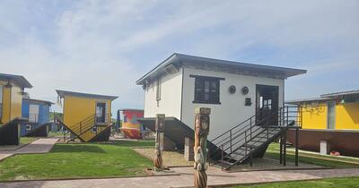 Satul răsturnat, locul care a devenit un fenomen turistic în România: povestea tânărului care a transformat o idee într-o afacere de succes