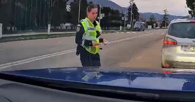 VIDEO „Trusă, stingător, triunghi aveți?”/Polițista care s-a enervat pe un șofer oprit în trafic, cercetată de Biroul Control Intern al IPJ Bacău