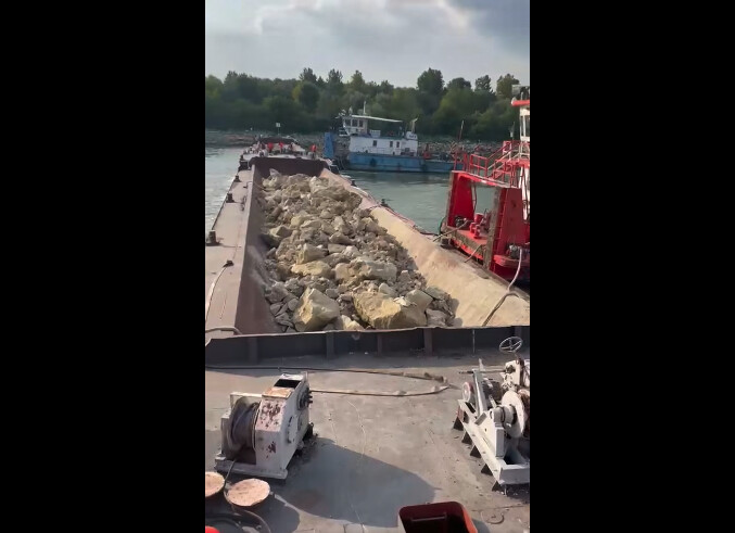 VIDEO Primele imagini cu scufundarea în Dunăre a celor două barje pentru a menține în funcțiune reactorul de la Cernavodă
