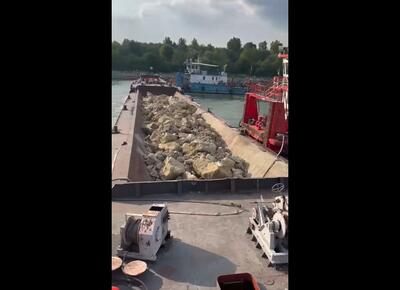 VIDEO Primele imagini cu scufundarea în Dunăre a celor două barje pentru a menține în funcțiune reactorul de la Cernavodă