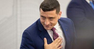 Apariție surpriză a lui George Simion la hotelul unde PSD decide soarta guvernării. Liderul AUR spune că este „naș la un botez”. Reacția lui Grindeanu