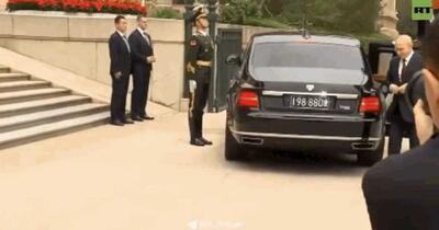Gesturile umile ale lui Putin la întâlnirea cu Xi Jinping. Limbajul corpului trădează dependența de China a dictatorului rus