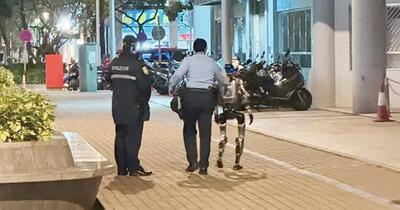 Incident bizar cu un robot umanoid, escortat de polițiști după ce ar fi urmărit o femeie pe stradă. Ce căuta, de fapt, mașinăria în spatele victimei