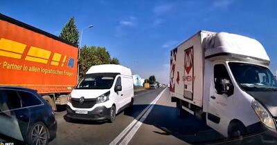 Manevră la limită în trafic: o dubă de livrări a intrat brusc pe contrasens