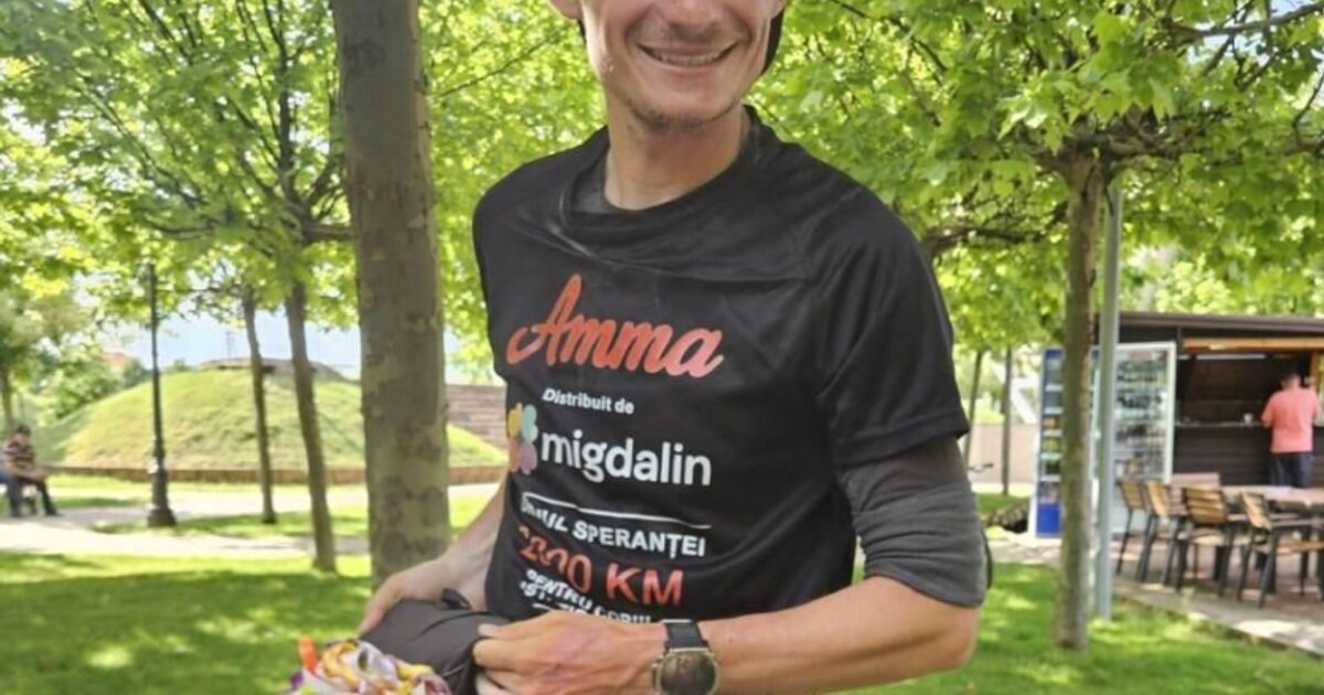 Ultramaratonist român, izbit de o mașină și aruncat într-un șanț, pe marginea drumului. Alerga într-o cursă pentru copii nevoiași