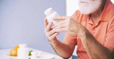 Gastroenterolog, avertisment pentru românii care iau suplimente „după ureche” sau de pe Internet: „Nu sunt bomboane. Pot distruge ficatul și rinichii”