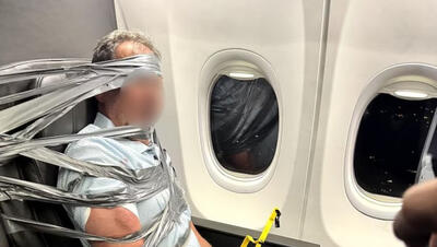 Zbor deviat după ce un pasager violent a fost legat cu bandă adezivă de scaun