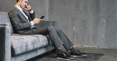 „Caut loc de muncă unde să pot sta pe telefon”. Reacțiile românilor la mesajul sincer al unui tânăr