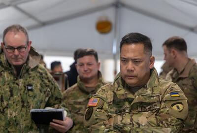 Asta e pe bune? Un general american s-a îmbătat la Kiev și a uitat în tren hărți secrete