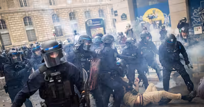 Guvernul din Franța a vrut să taie internetul mobil în timpul protestelor