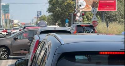 Mașină blocată între bariere la Petricani, trenul a trecut la milimetri de tragedie