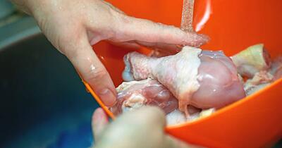 Spălăm sau nu carnea înainte de a o găti? Diferența dintre curat și sigur