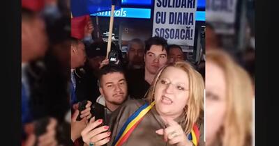 Susținătorii Dianei Șoșoacă au provocat haos pe Aeroportul Otopeni. Eurodeputata s-a întors în țară după ridicarea imunității