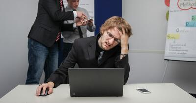 Paradoxul primului loc de muncă: Tinerii români, descurajați de cerințe absurde