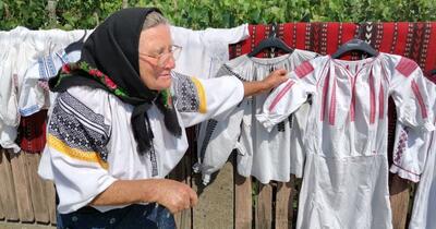 „Șmecherii au început să le taie cu foarfeca”. Cum sunt păcăliți românii care vor să cumpere o ie tradițională