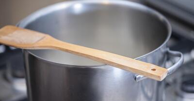 Experții avertizează: Apa caldă de la robinet, risc de plumb și microplastice la gătit