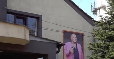 O primărie transformată în „Cimitirul vesel”. Tablouri ale fostului primar decedat, cu paharul în mână, puse pe faţada instituţiei 